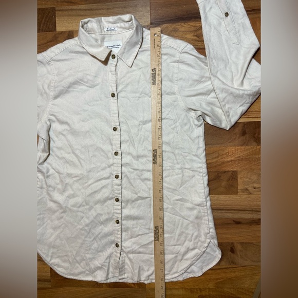 Abercrombie and Fitch Boyfriend Soft Collection Womens Sz Med Beige Button Down - Picture 5 of 7